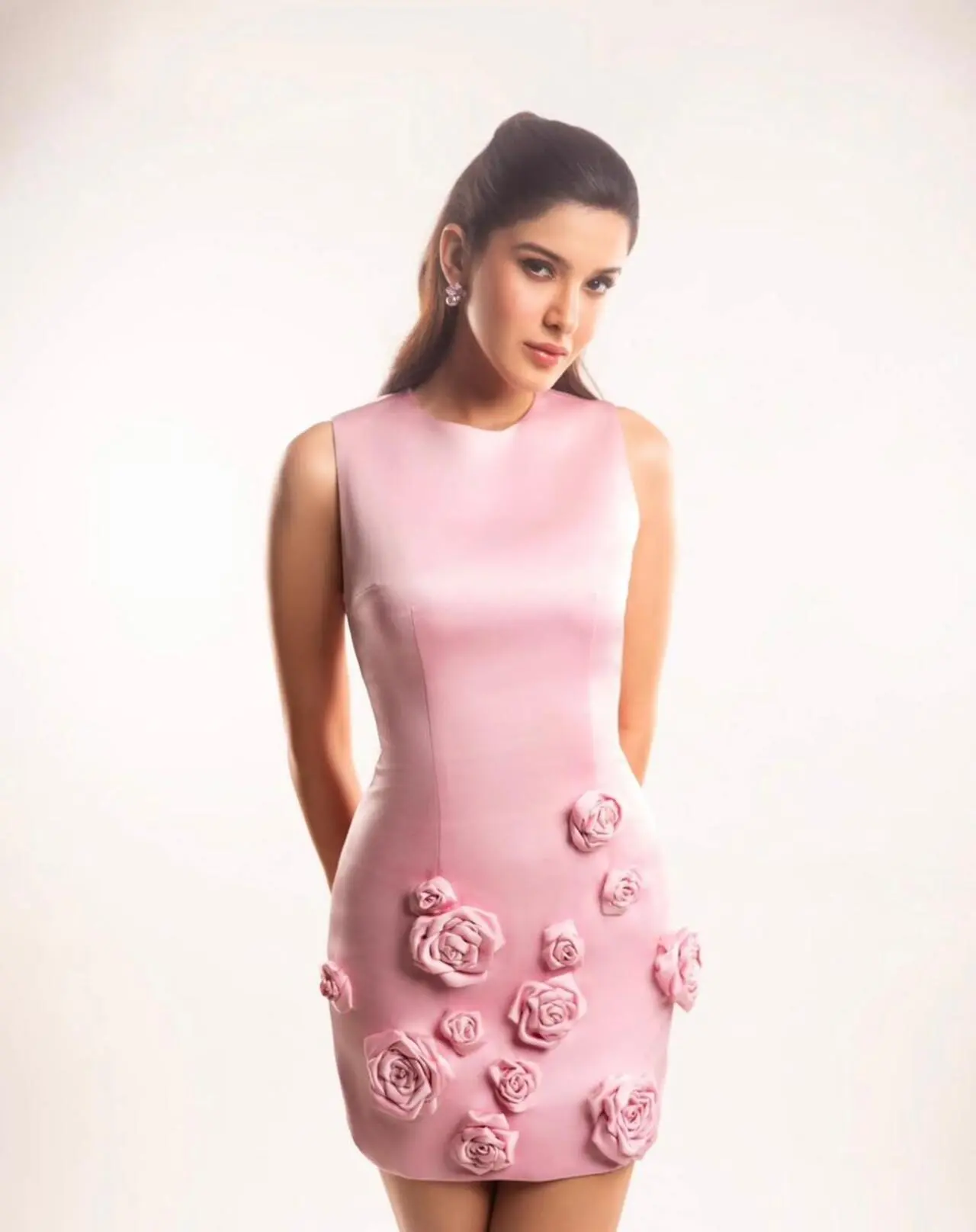 Soft, sweet and subtly glamorous! Shanaya Kapoor's blush-pink dress with delicate rose appliques is pure Rose Day romance done right. 